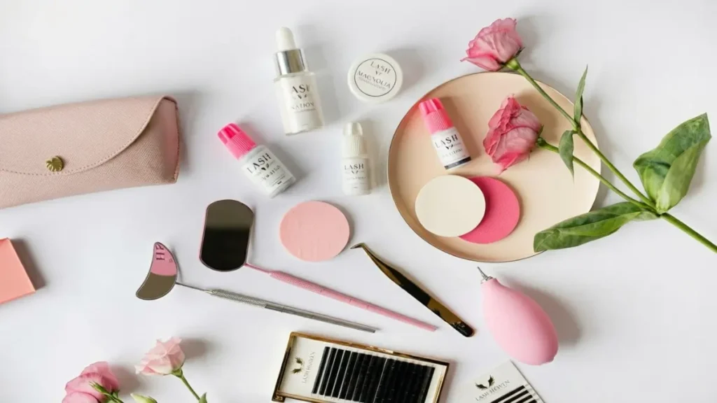 Kit de materiais e produtos organizados essenciais para quem deseja comecar a fazer renda extra com cílios.